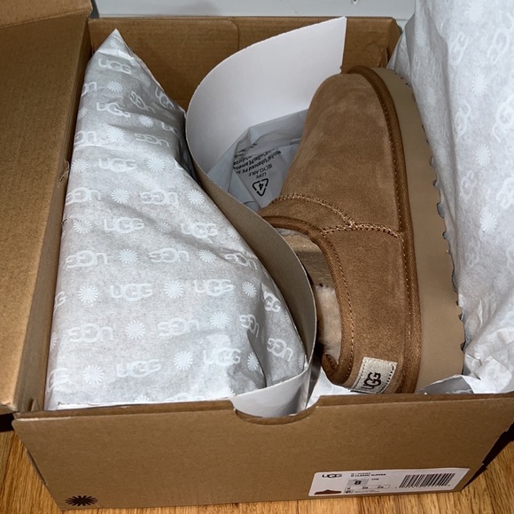 UGG Classic Slipper - Picture 2 of 6